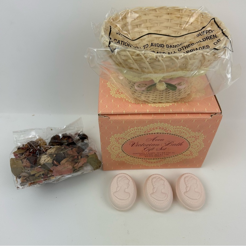 AVON NOS VTG VICTORIAN BATH GIFT SET - 3 Cameo Soaps, Potpourri & Wicker Basket
